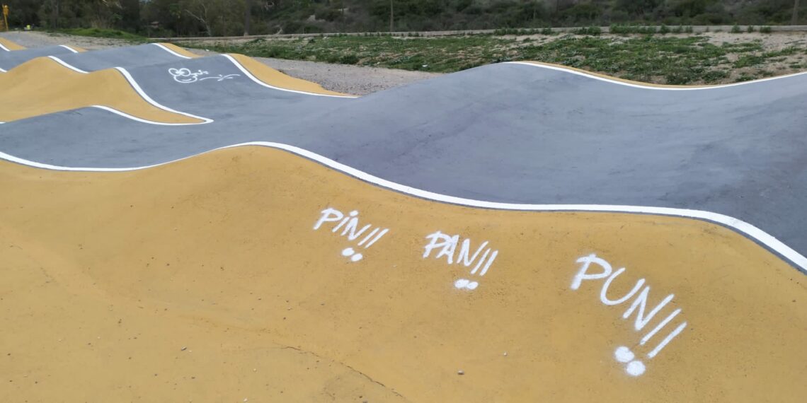 Denuncian varias pintadas vandálicas en el parque de Los Alegres en Casares Costa
