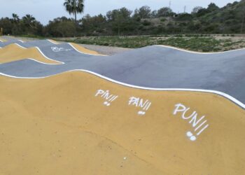 Denuncian varias pintadas vandálicas en el parque de Los Alegres en Casares Costa