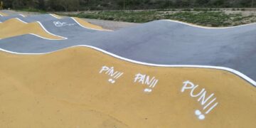 Denuncian varias pintadas vandálicas en el parque de Los Alegres en Casares Costa