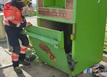 Bomberos rescatan a dos perros del interior de un contenedor de ropa en Álora (Málaga)