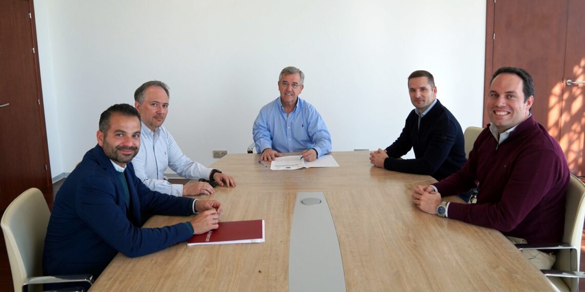 Estepona firma el contrato para iniciar las obras del sexto aparcamiento público en El Carmen