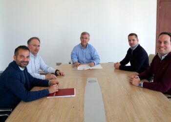 Estepona firma el contrato para iniciar las obras del sexto aparcamiento público en El Carmen