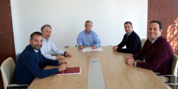 Estepona firma el contrato para iniciar las obras del sexto aparcamiento público en El Carmen