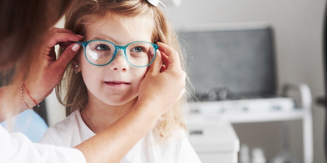 Proponen que las gafas y lentillas sean gratuitas para los menores andaluces