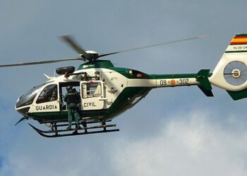 Guardia Civil refuerza el operativo que busca a los pescadores con una patrulla y un helicóptero