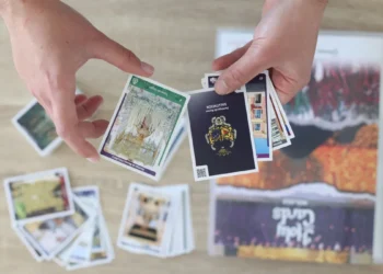 Llegan a los kioscos las HolyCards: una colección de cromos inspirada en la Semana Santa de Málaga