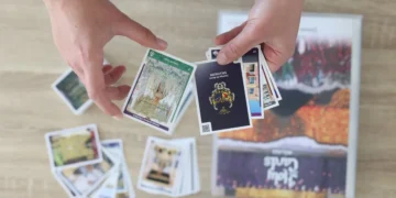 Llegan a los kioscos las HolyCards: una colección de cromos inspirada en la Semana Santa de Málaga