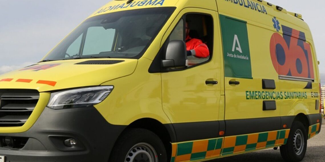 Dos heridos tras un accidente de tráfico al subirse con su vehículo en una mediana en Málaga