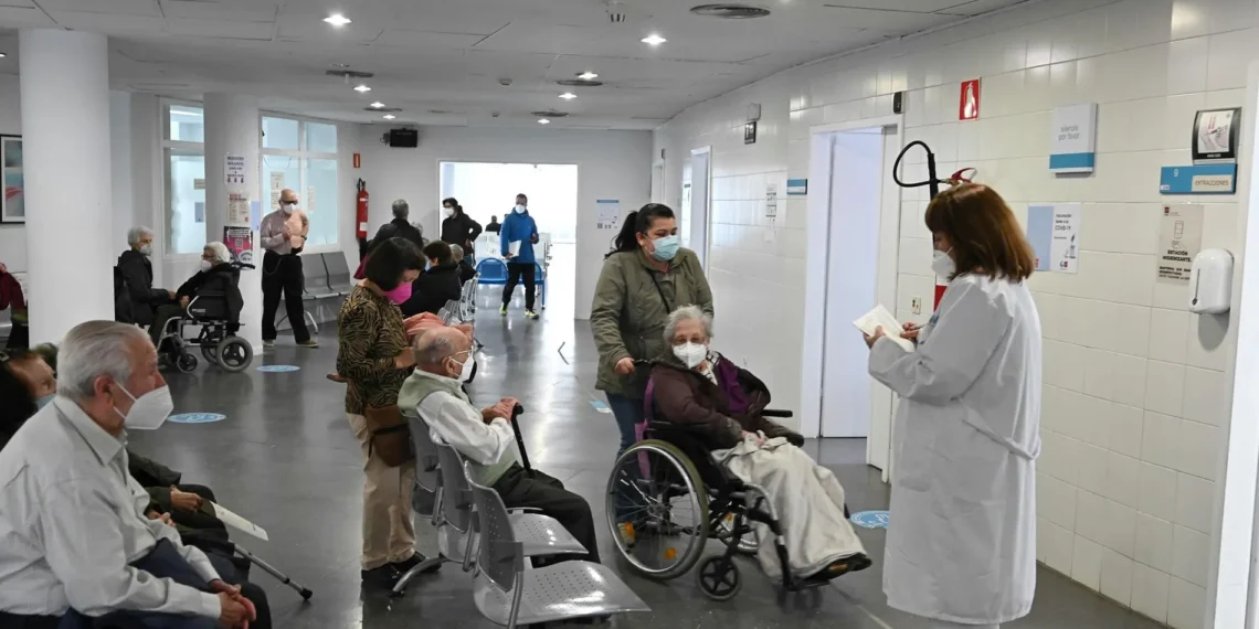 Varias comunidades recuperan las mascarillas en hospitales ante el repunte de virus respiratorios