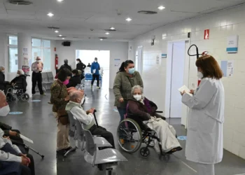 Varias comunidades recuperan las mascarillas en hospitales ante el repunte de virus respiratorios