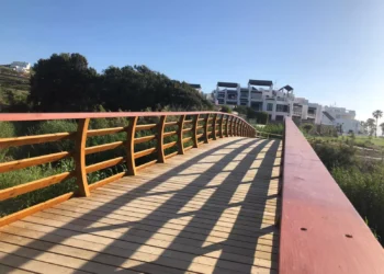 Estepona instalará mañana una nueva pasarela peatonal sobre el Arroyo Dos Hermanas