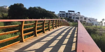 Estepona instalará mañana una nueva pasarela peatonal sobre el Arroyo Dos Hermanas