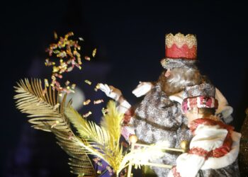 Salvan la vida de una niña de cuatro años que se atragantó con caramelos en una cabalgata de Reyes