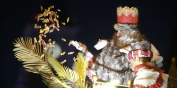 Salvan la vida de una niña de cuatro años que se atragantó con caramelos en una cabalgata de Reyes
