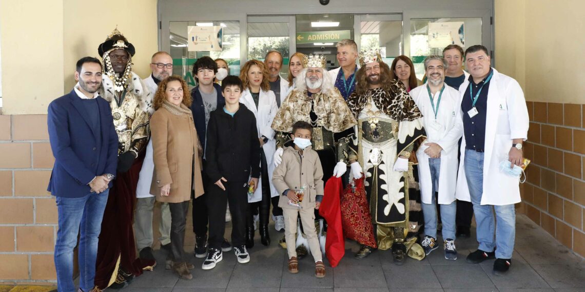 Los niños del Hospital Costa del Sol reciben la visita de los Reyes Magos