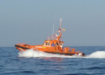 Salvamento busca a dos hombres desaparecidos en el mar en Estepona desde el martes