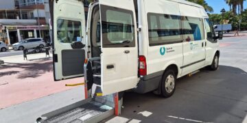 El transporte social adaptado de Torremolinos dará también servicio a usuarios del Hospital Marítimo