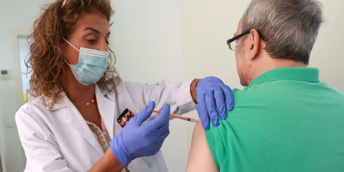 Andalucía vacunará sin cita contra gripe y Covid todos los días a partir de este lunes a los grupos diana