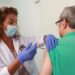 Andalucía vacunará sin cita contra gripe y Covid todos los días a partir de este lunes a los grupos diana