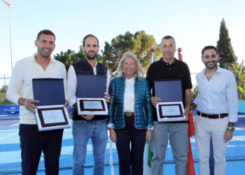Remodeladas las pistas de tenis del Polideportivo Paco Cantos, dedicas a tres deportistas locales