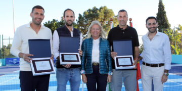 Remodeladas las pistas de tenis del Polideportivo Paco Cantos, dedicas a tres deportistas locales