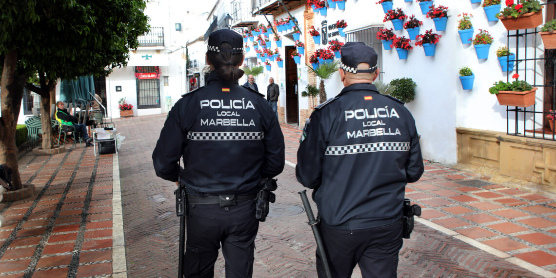 La Policía Local de Marbella salva la vida de una niña de dos años que se había atragantado