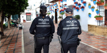 La Policía Local de Marbella salva la vida de una niña de dos años que se había atragantado