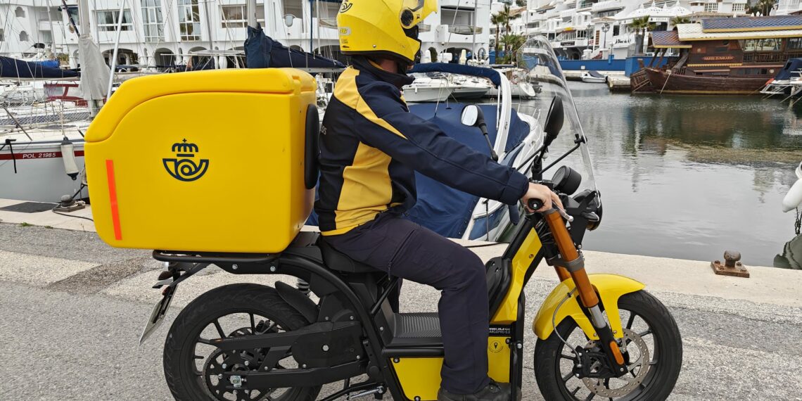 Correos ya dispone de 15 nuevas motos eléctricas ciberseguras para su flota de reparto ecológica en la provincia
