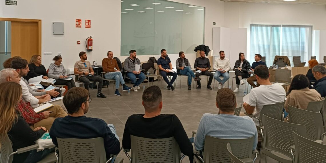 Casares estudia la situación del comercio en el pueblo y cómo impulsar nuevos negocios