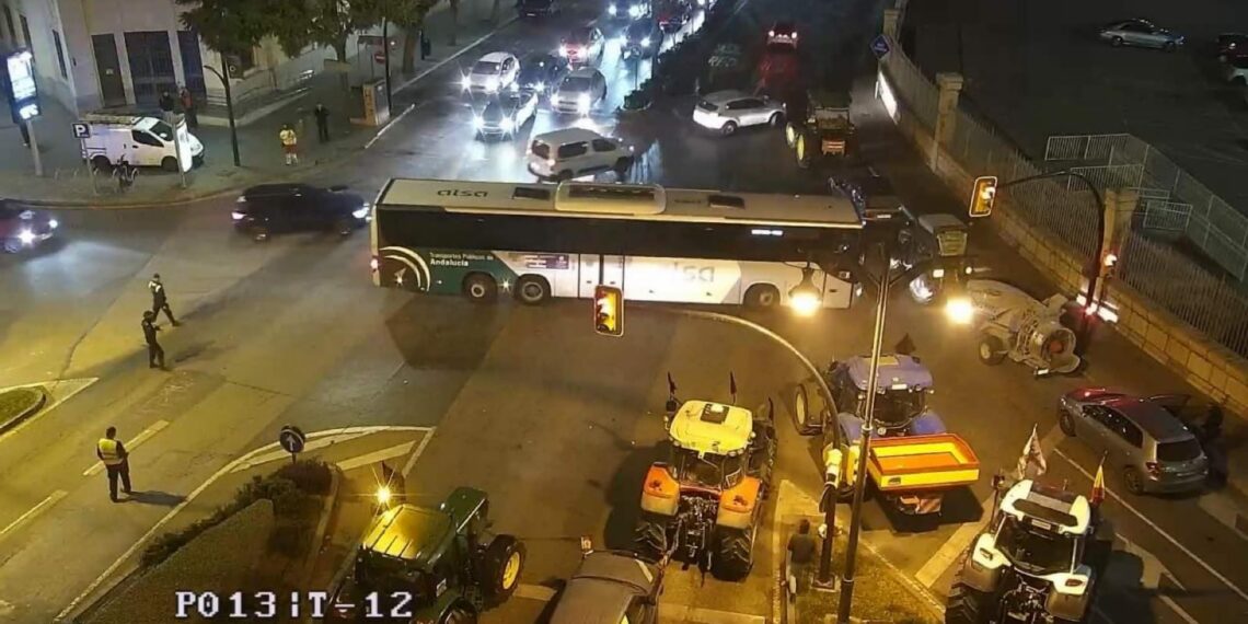 Las protestas de los agricultores provocan retenciones en Málaga