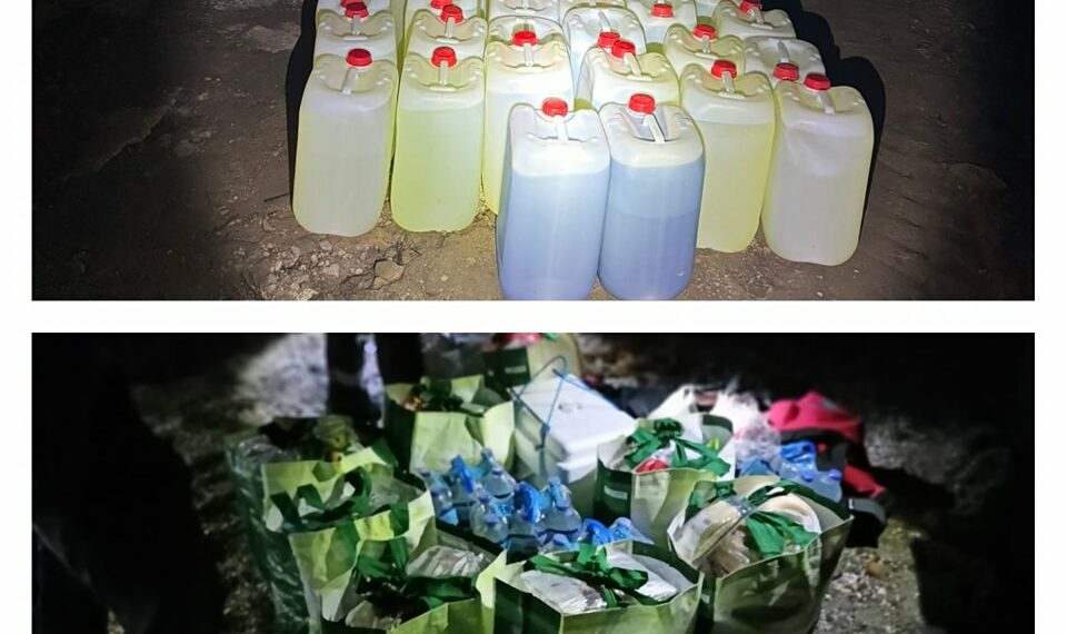 Incautadas 80 petacas de gasolina y víveres en una playa de Manilva