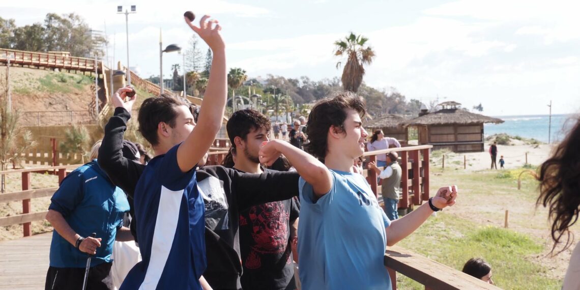 Más de 1.000 bolas de arcilla con semillas autóctonas han sido depositadas en la duna El Pinillo