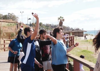 Más de 1.000 bolas de arcilla con semillas autóctonas han sido depositadas en la duna El Pinillo