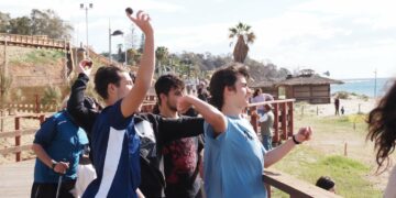 Más de 1.000 bolas de arcilla con semillas autóctonas han sido depositadas en la duna El Pinillo