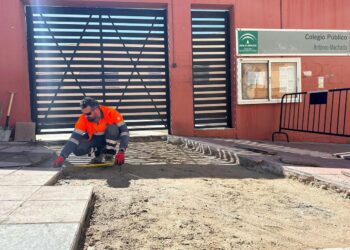 Estepona realiza obras de mejora y mantenimiento en centros escolares durante la Semana Blanca
