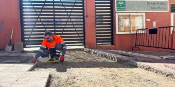 Estepona realiza obras de mejora y mantenimiento en centros escolares durante la Semana Blanca
