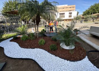 Fuengirola embellece más de un centenar de jardineras con materiales ecológicos que reducen un 75% el agua de riego
