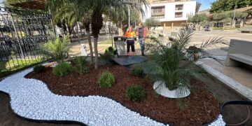 Fuengirola embellece más de un centenar de jardineras con materiales ecológicos que reducen un 75% el agua de riego