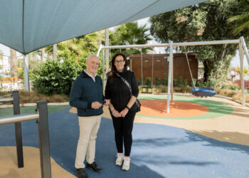 Vero consigue su objetivo: El Ayuntamiento se compromete a poner un columpio adaptado en unas semanas