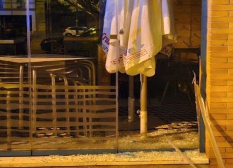 Cuatro detenidos tras robar en una marisquería a la que accedieron tras romper la cristalera de acceso