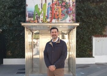 El ascensor panorámico de la Plaza Virgen de la Peña de Mijas Pueblo vuelve a funcionar