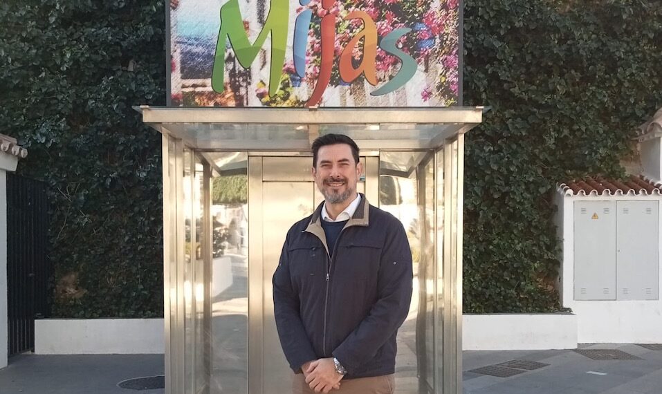 El ascensor panorámico de la Plaza Virgen de la Peña de Mijas Pueblo vuelve a funcionar