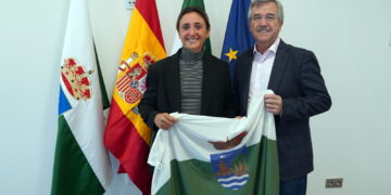 García Urbano recibe a la regatista esteponera Ana Moncada
