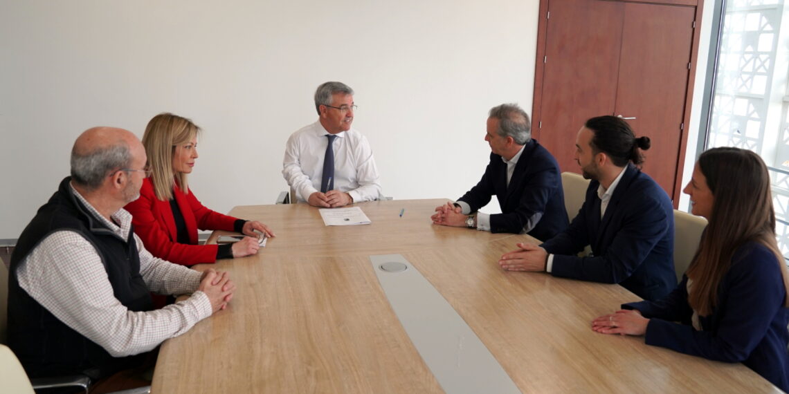 Estepona adjudica por 1,7 millones el servicio de ayuda a domicilio, que mejora prestaciones para usuarios