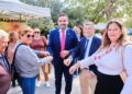 El PP de Marbella reparte pulseras con la bandera andaluza para conmemorar el día de la comunidad