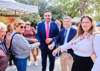 El PP de Marbella reparte pulseras con la bandera andaluza para conmemorar el día de la comunidad