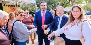 El PP de Marbella reparte pulseras con la bandera andaluza para conmemorar el día de la comunidad