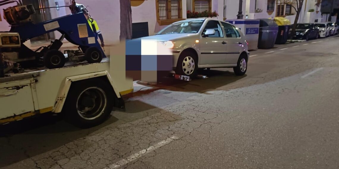 Un hombre bajo los efectos del alcohol provoca un accidente junto al puerto de Estepona
