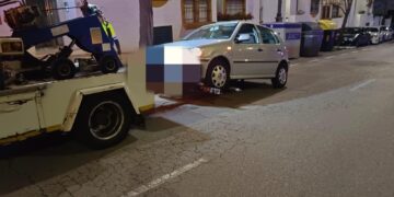 Un hombre bajo los efectos del alcohol provoca un accidente junto al puerto de Estepona