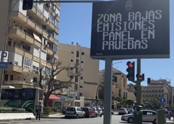 Pantallas a modo de prueba y cámaras de videovigilancia: Torremolinos aplica la Zona de Bajas Emisiones